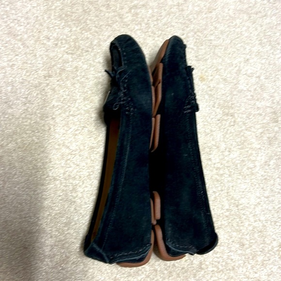 UGG Black Suede Shearling Lined Kilt Loafers Size 7 S/N 1949 - Picture 4 of 9